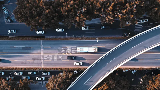 Havadan şehir içi yol, viyadük ve trafik akışı